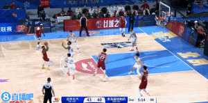 谈球吧体育app下载挺身而出！曾凡博潇洒上篮得手后周琦内线拿分 联手带队保持优势