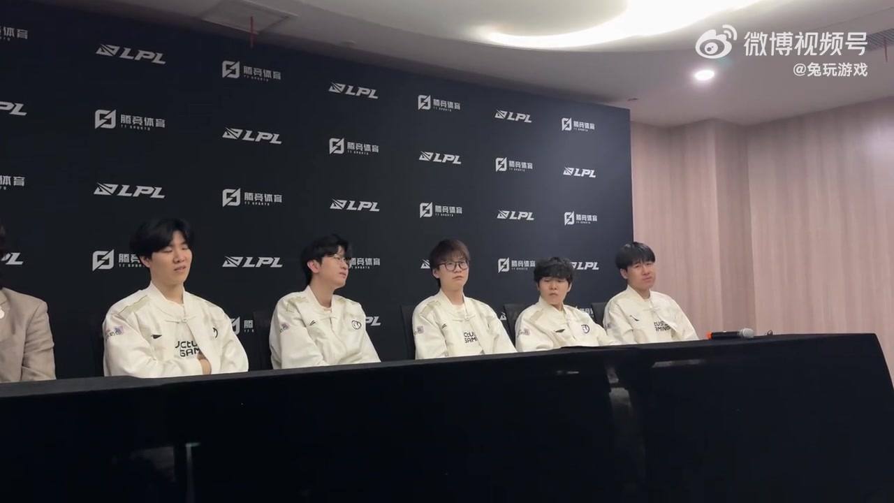 谈球吧体育官网入口哥几个隔着演小品呢？iG五人”话筒风云“：这话筒没用，只是装饰