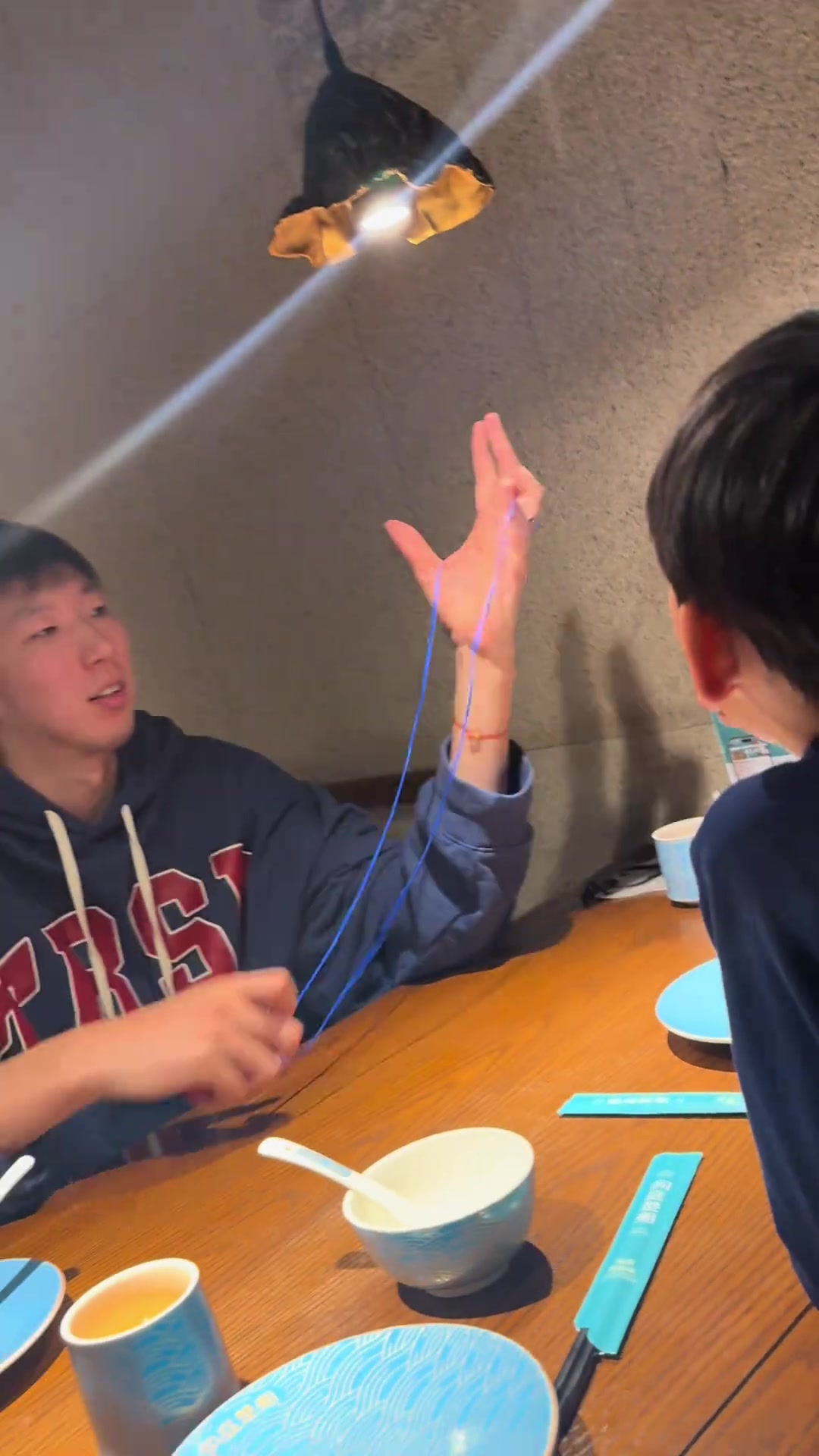 谈球吧体育官网入口一家人其乐融融！周琦儿子教老父亲玩挑绳：糊糊在线教学