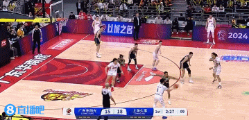 谈球吧(中国)官方网站😤翻江倒海！洛夫顿溜底线冲击篮筐 暴起打中还要加罚