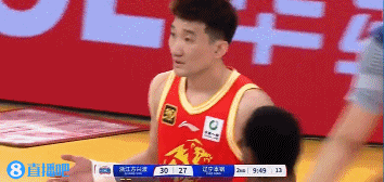 谈球吧官网登录入口要控制情绪啊！赵继伟上抢形成争球 孙铭徽和裁判激烈交流+吃T