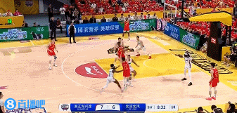 谈球吧体育官网入口攻防建功！周琦补篮+三分样样都有 防守还送出钉板大帽