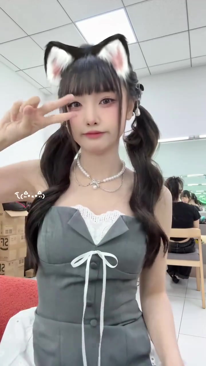 谈球吧爱看多发！LPL主持周敢敢分享视频：只会一点简单的抖舞了