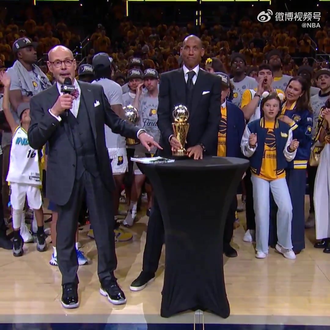 谈球吧体育app官网传承！西卡当选东决MVP 球队名宿雷吉-米勒为其颁发拉里-伯德杯