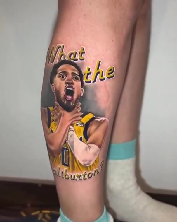 谈球吧真爱粉😍步行者球迷在小腿上纹了哈利伯顿扼喉庆祝动作的纹身