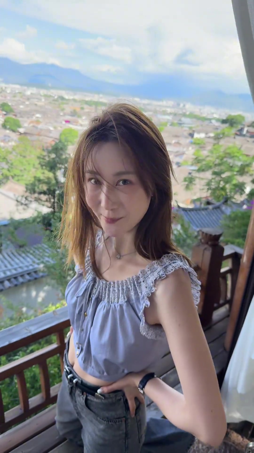 谈球吧(中国)官方网站享受生活！周鹏更新社媒与妻子旅游：丽江 大风吹