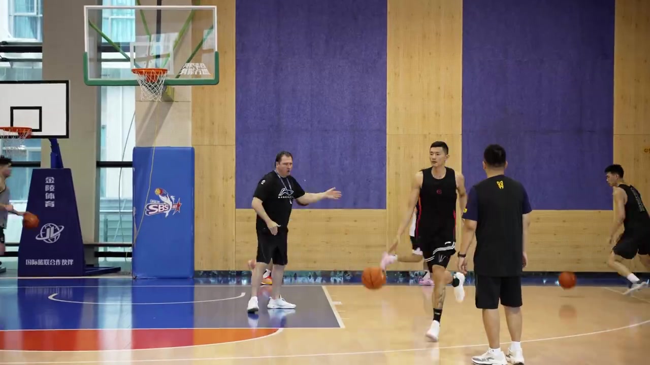 谈球吧体育官网入口💪福建男篮开启夏训！陈林坚、黎伊扬出镜