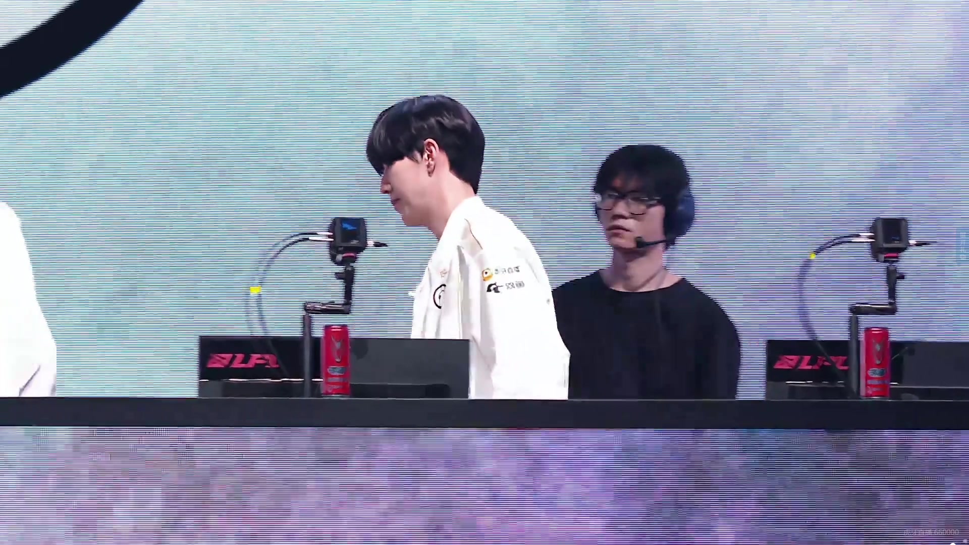 谈球吧(中国)官方网站赛后Theshy面无表情,Kid解说台上直接表示:这个状态面对BLG感觉有机会啊!